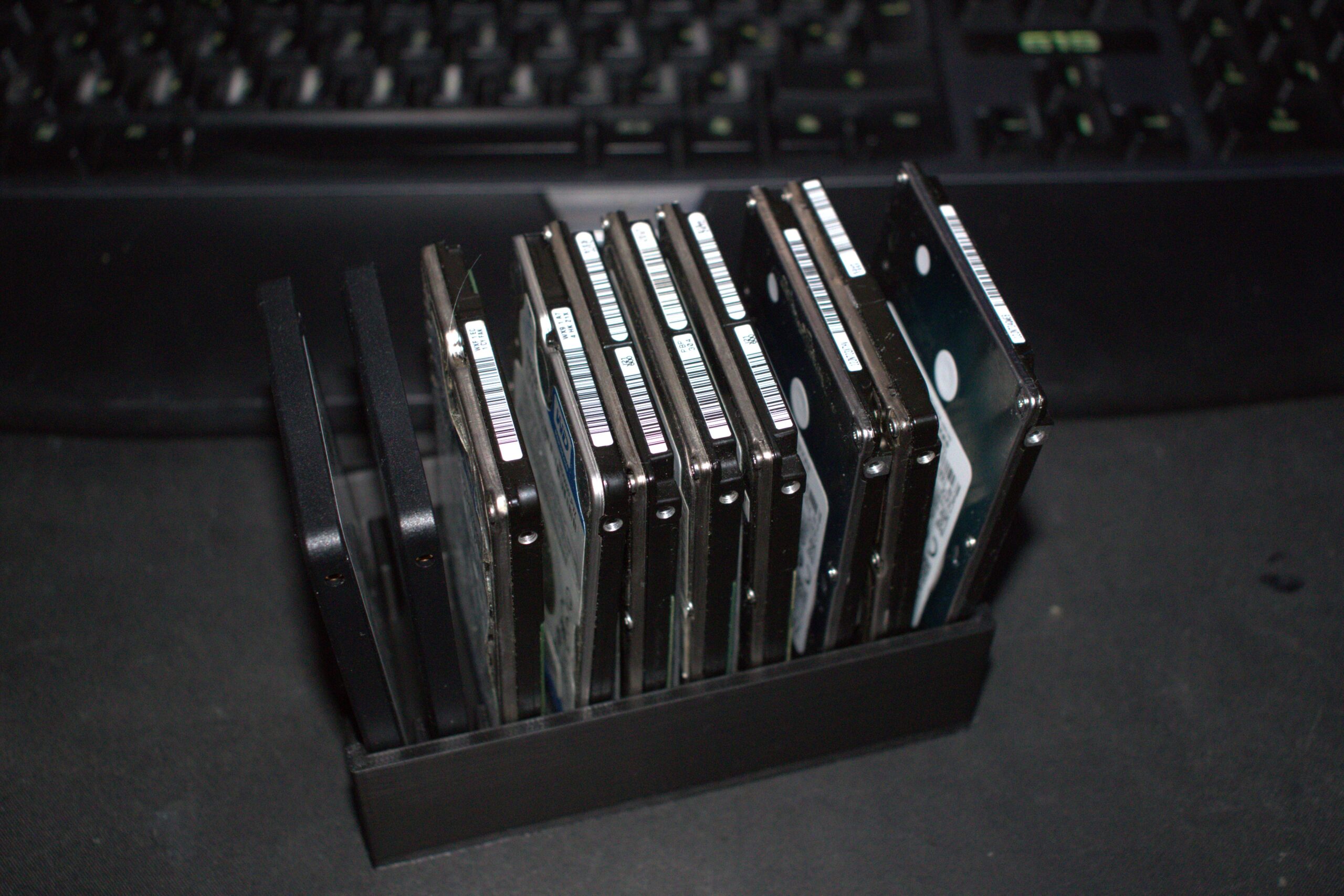 Професионален органайзер за 10 бр. 2.5" SSD / HDD – Сервизна стойка
