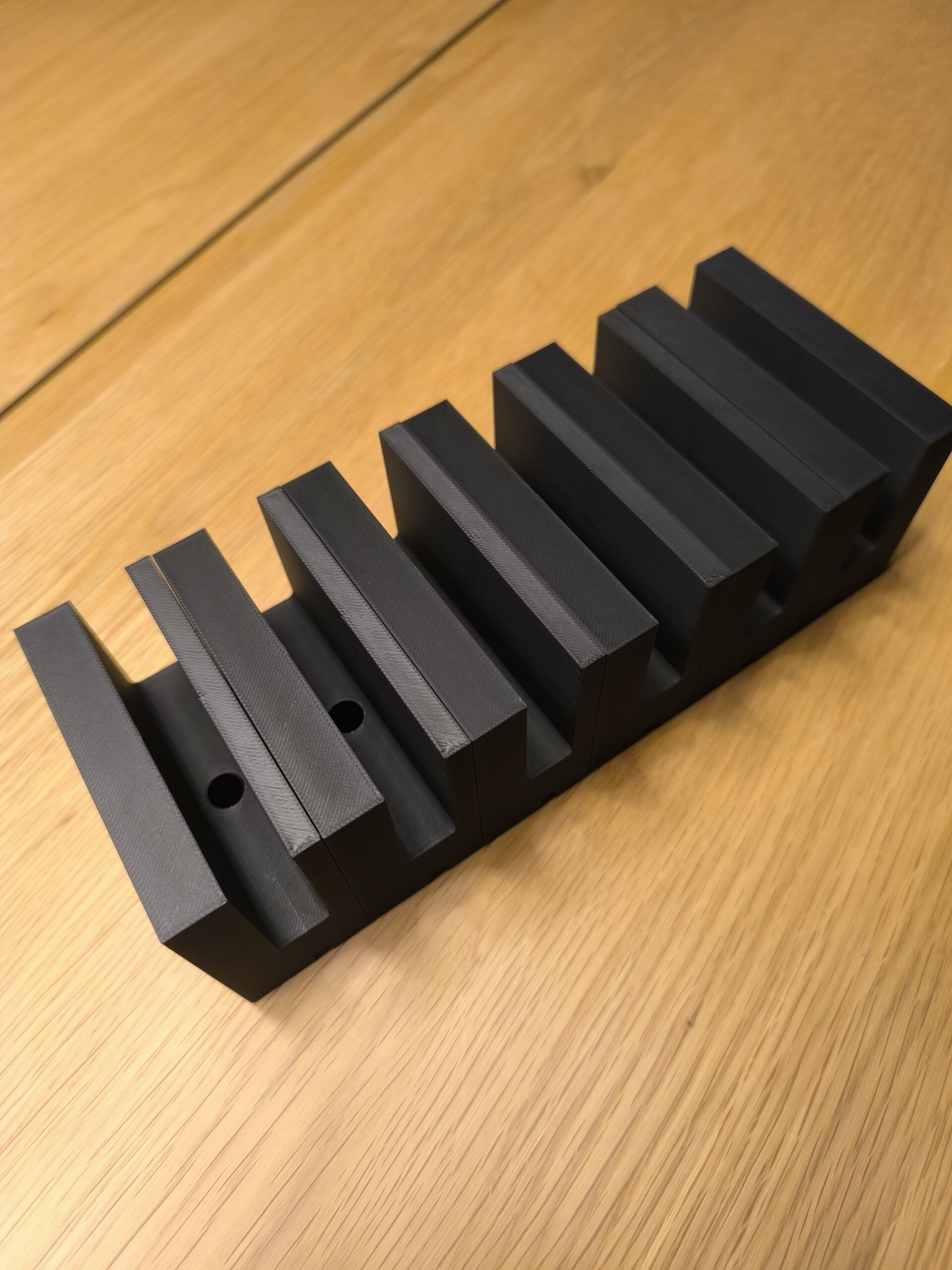 Стойка за телефони за сервиз Modular Tray - модулна система за организация (черен мат)