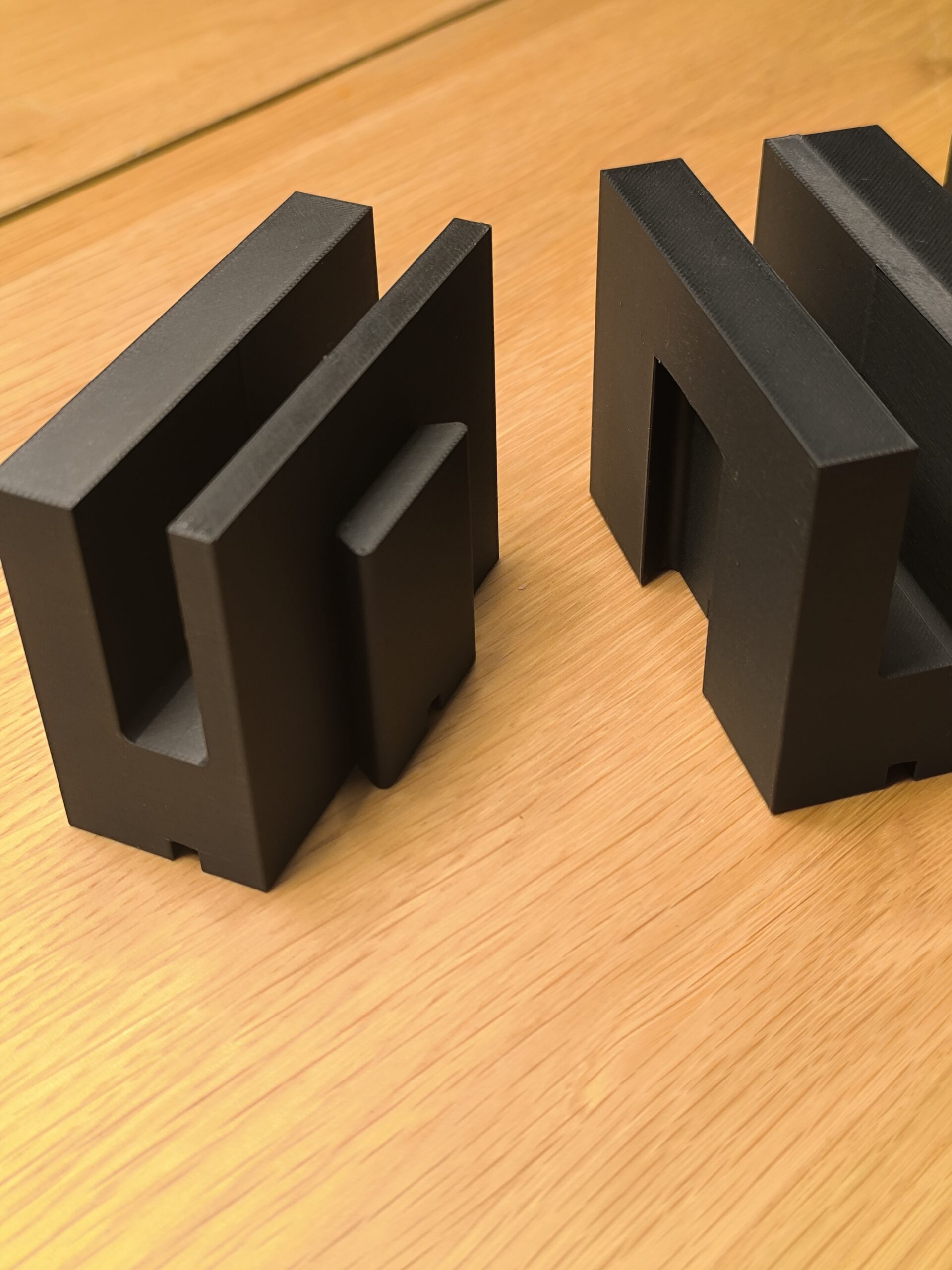 Стойка за телефони за сервиз Modular Tray - модулна система за организация (черен мат)
