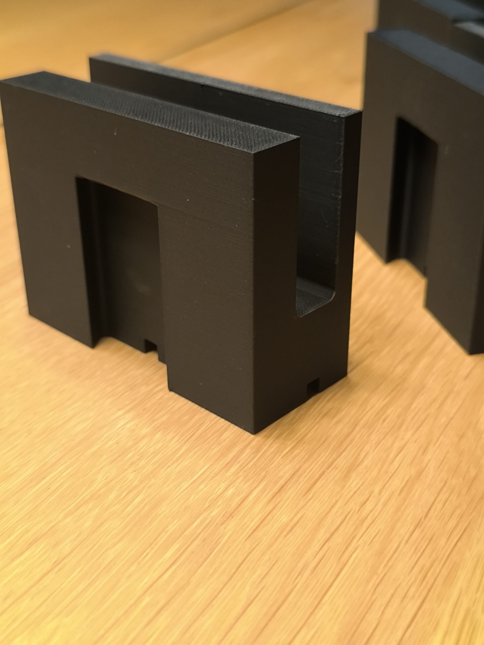 Стойка за телефони за сервиз Modular Tray - модулна система за организация (черен мат)
