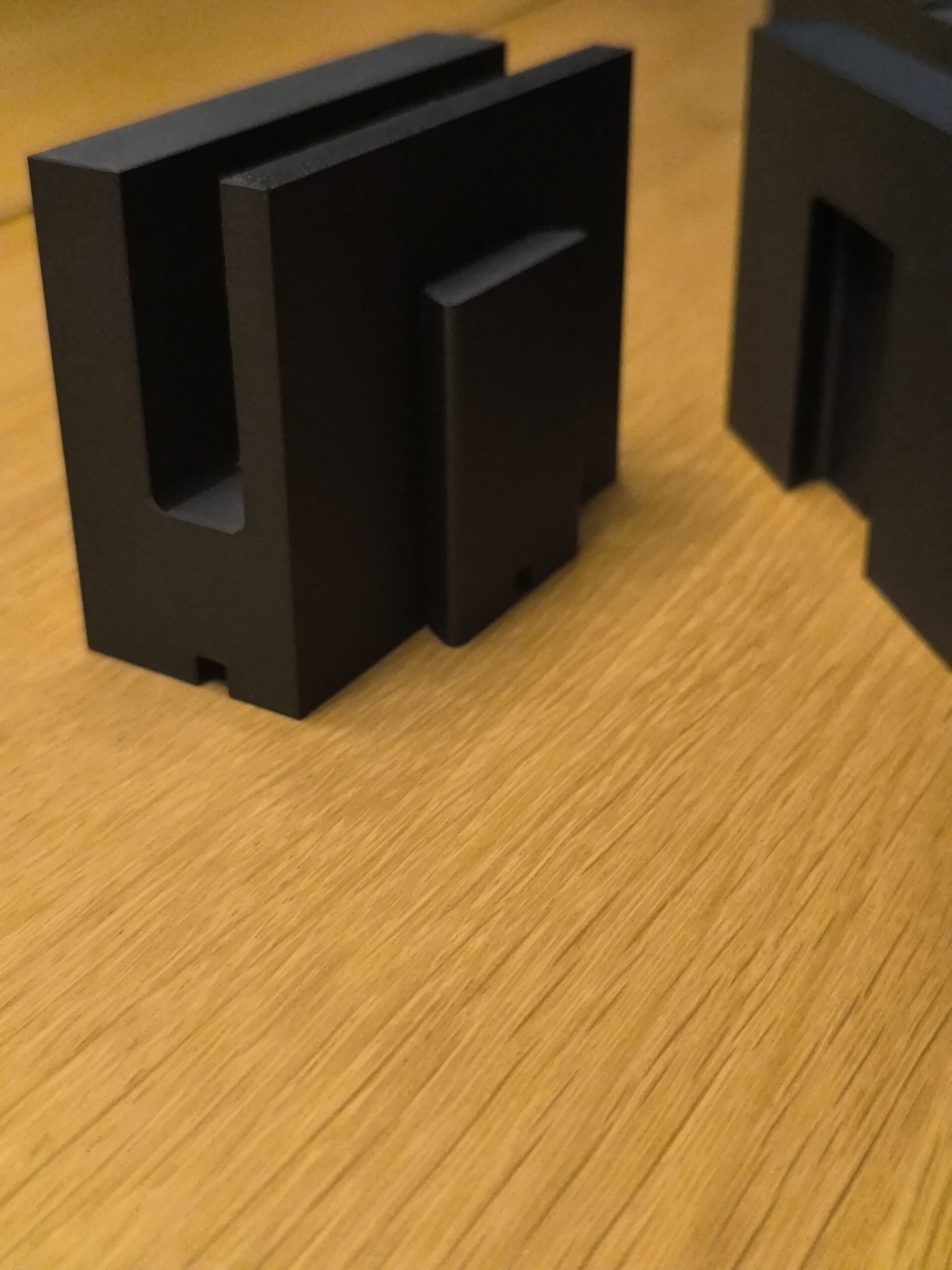 Стойка за телефони за сервиз Modular Tray - модулна система за организация (черен мат)