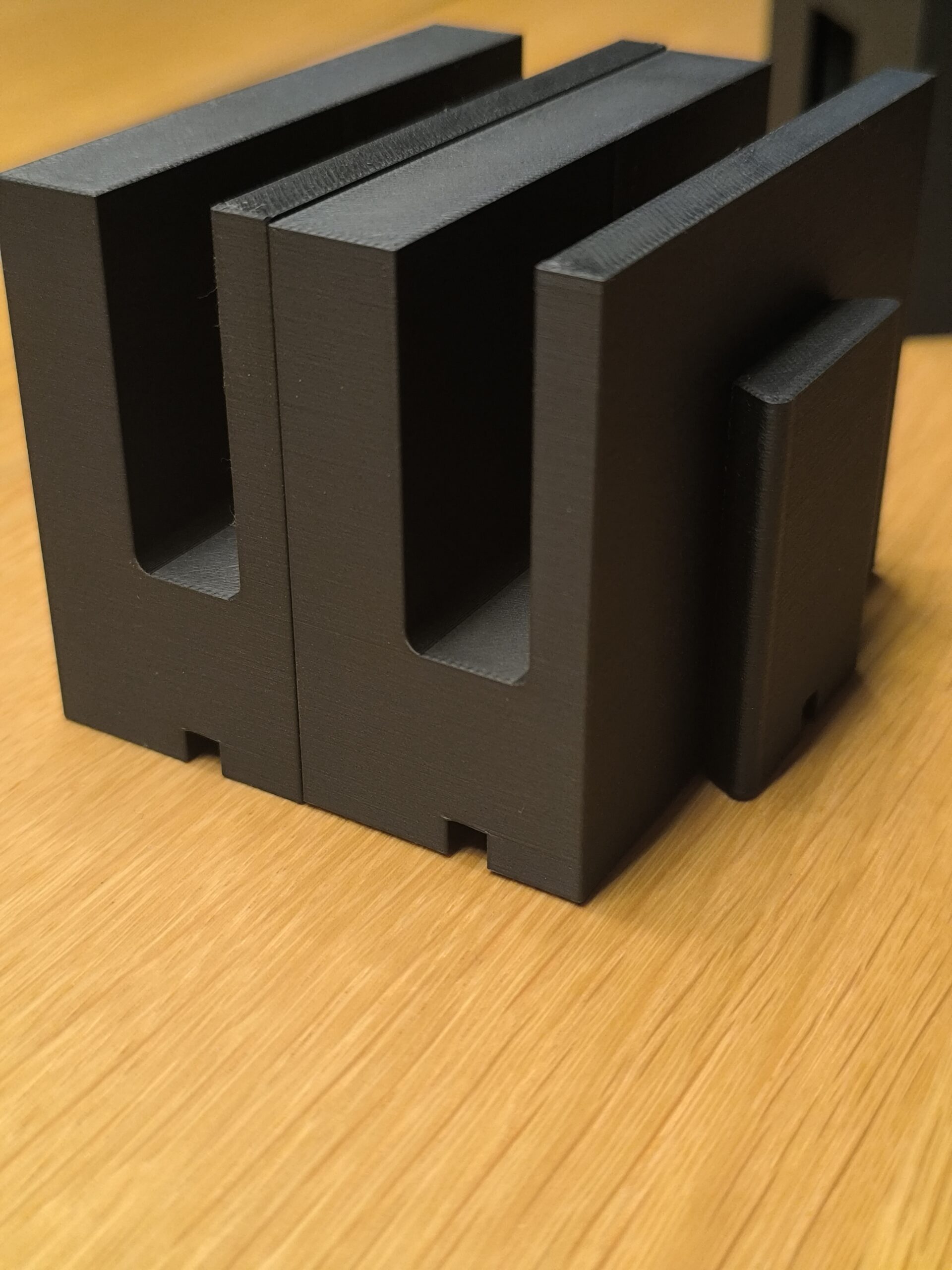 Стойка за телефони за сервиз Modular Tray - модулна система за организация (черен мат)