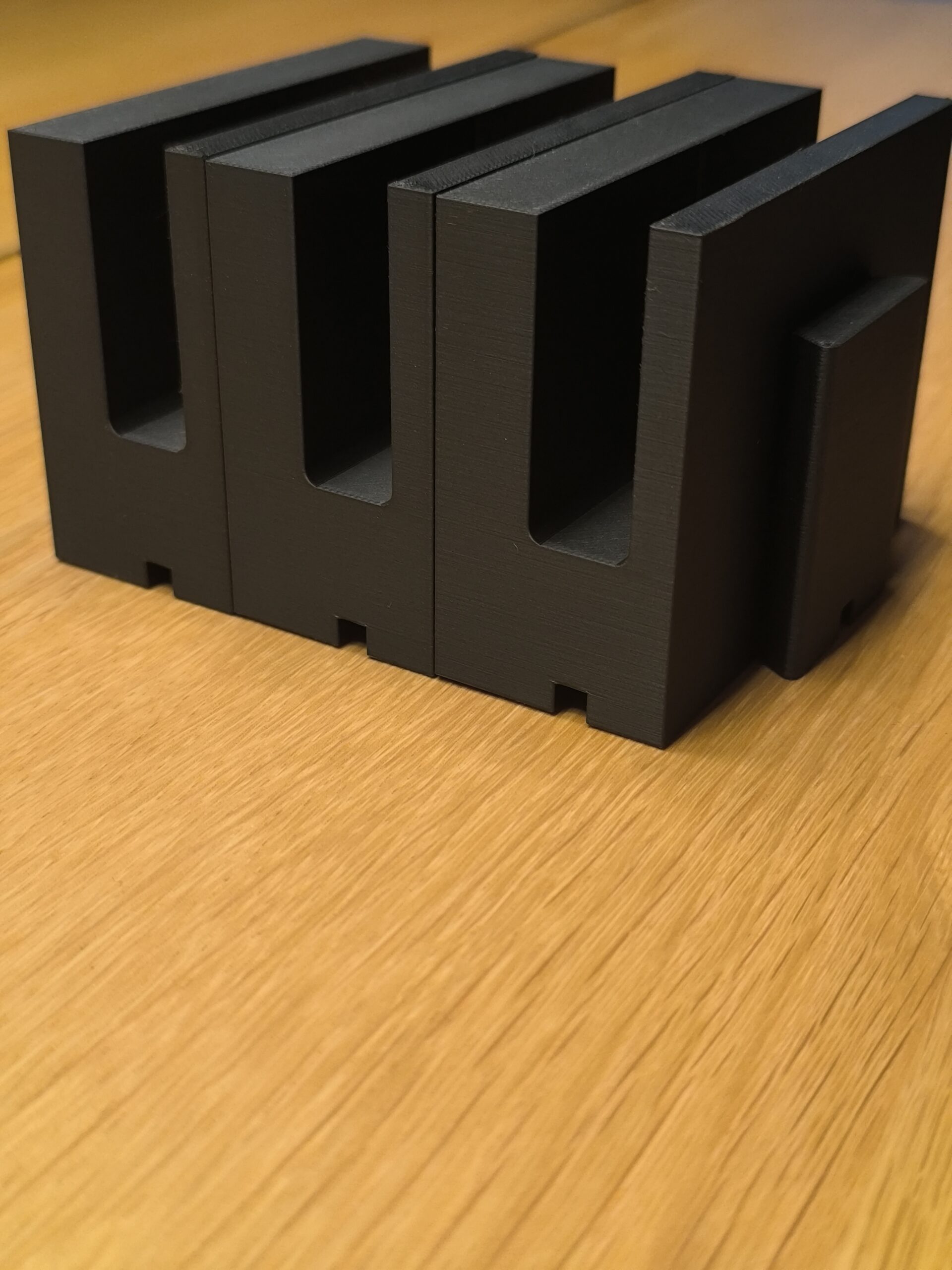 Стойка за телефони за сервиз Modular Tray - модулна система за организация (черен мат)